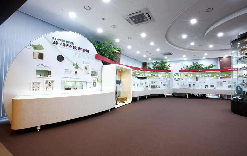 국내외 의약사의 흐름과 고촌의 일생, 종근당의 발전 과정을 한 눈에 볼 수 있는 공간입니다. 생명존중의 한 길을 걸어온 고촌의 일대기 속에서 국내의 근대 제약 발전과정을 그대로 확인하실 수 있습니다.