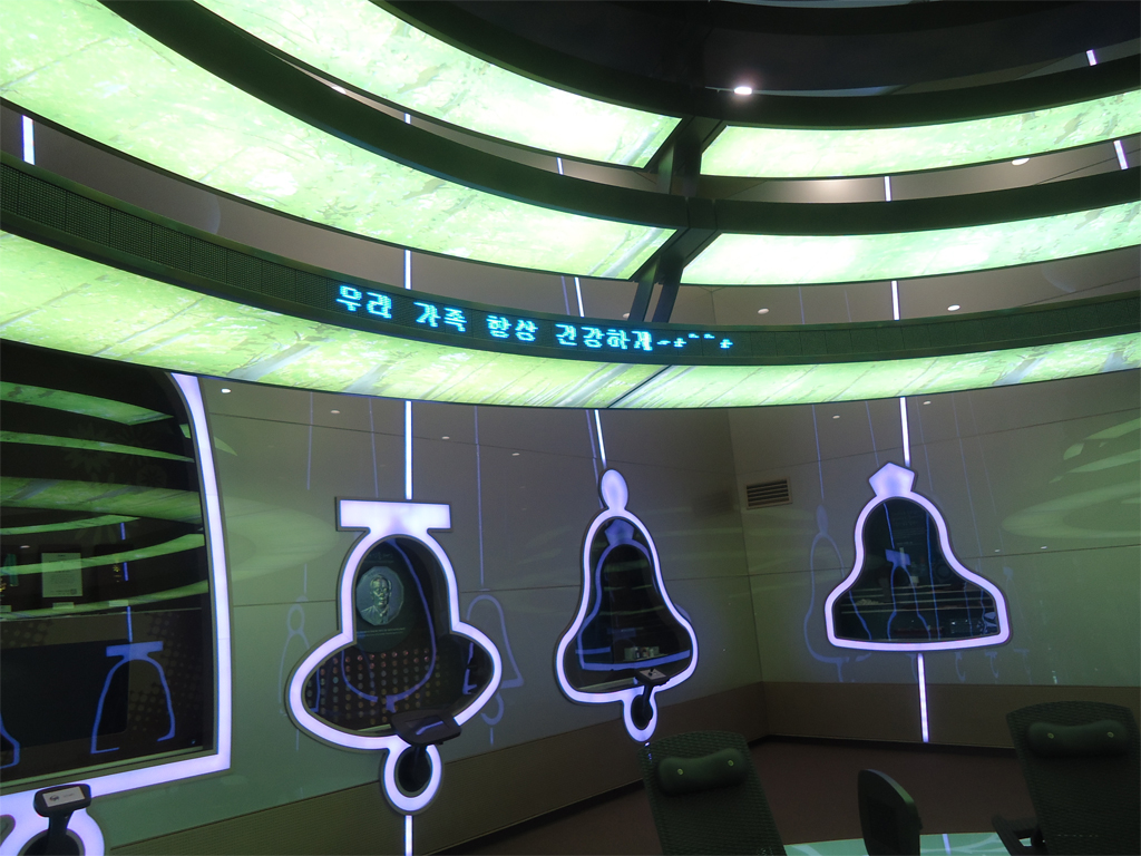 국민 건강의 염원을 담아 세계 각국에서 종을 수집했던 고촌의 종 사랑을 느껴볼 수 있는 공간입니다. 종근당의 상징이자 치유의 상징인 종. 종근당창업전시관에서는 국민 건강을 꿈꿨던 고촌의 깊은 뜻을 되새기며 고촌이 해외 출장을 다닐 때마다 수집한 656점의 다양한 종들을 전시하고 있습니다.